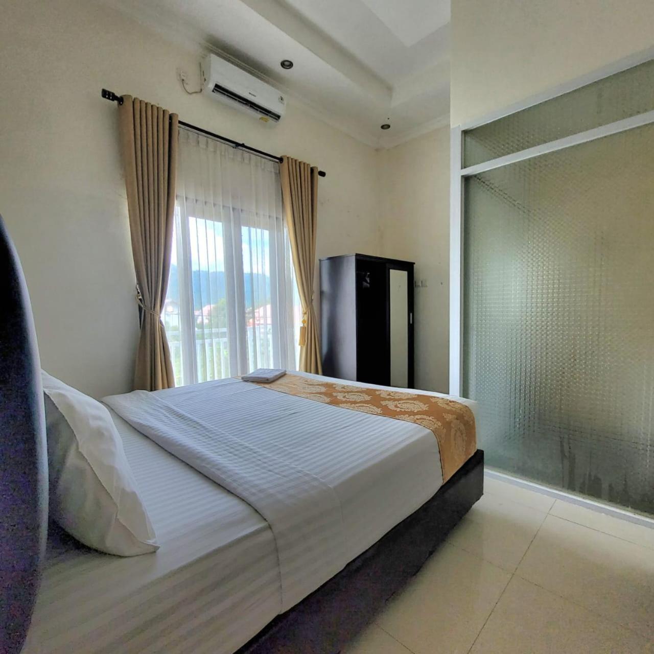 Mahakam Guest House Padang  Rum bild
