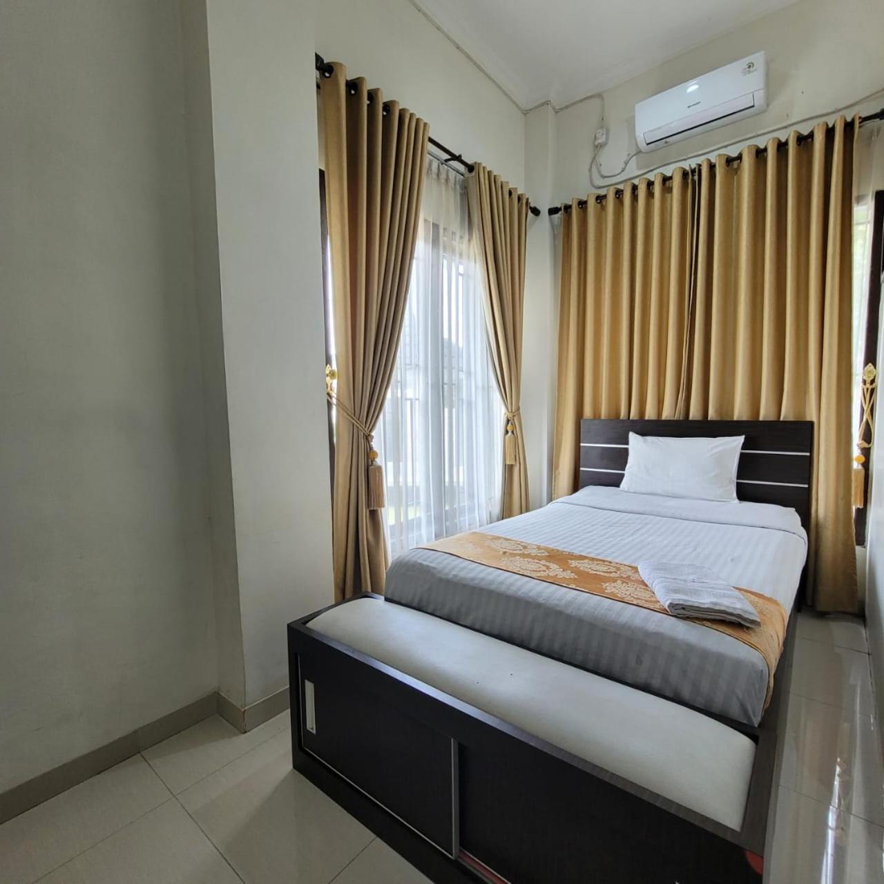 Mahakam Guest House Padang  Rum bild